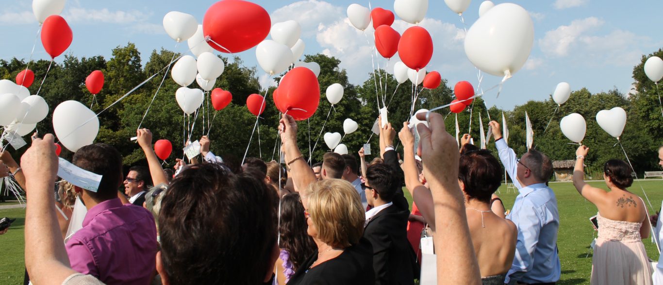 Ballons steigen auf einer Hochzeit Adrian Marko läßt Ballons steigen